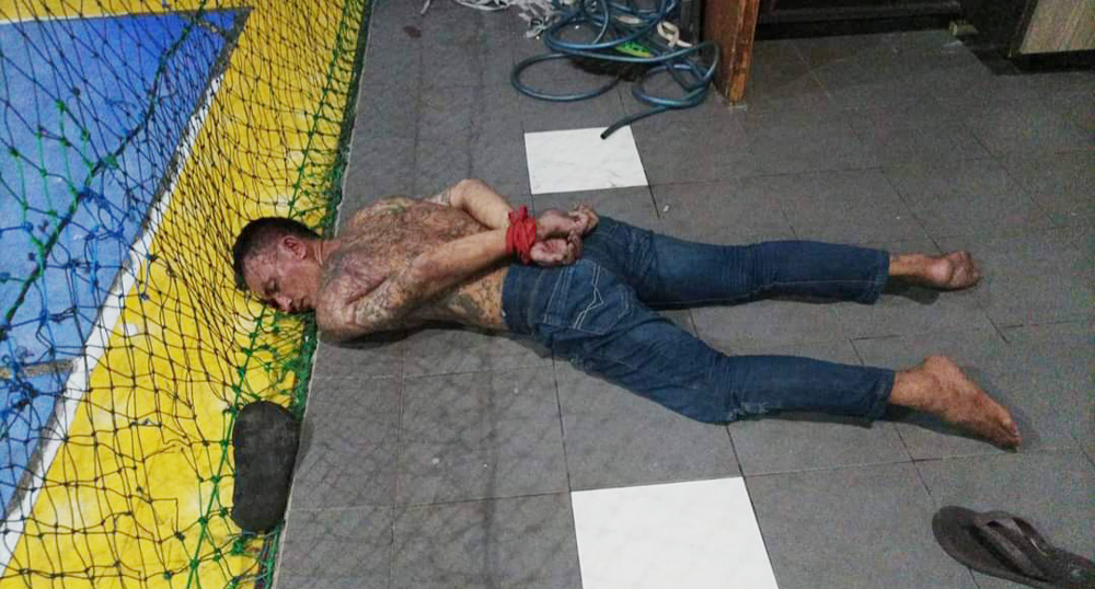 KENA BATUNYA: Tersangka M Sodikin diikat usai dihajar massa saat tepergok mencuri HP di lapangan futsal kawasan Gunung Anyar, Surabaya, Kamis (23/5).
