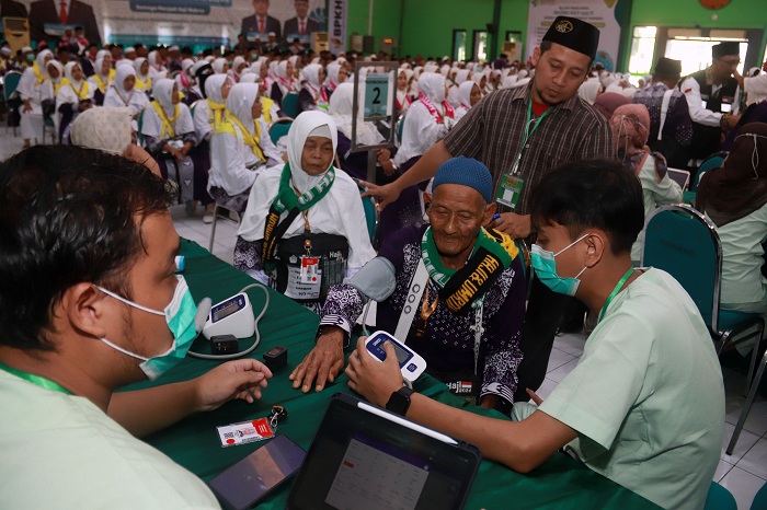 SIAP: Calon jemaah haji (CJH) gelombang II Embarkasi Surabaya tiba di Asrama Haji Sukolilo daln langsung diceka kesehatannya. (ANDY STARIA/RADAR SURABAYA)