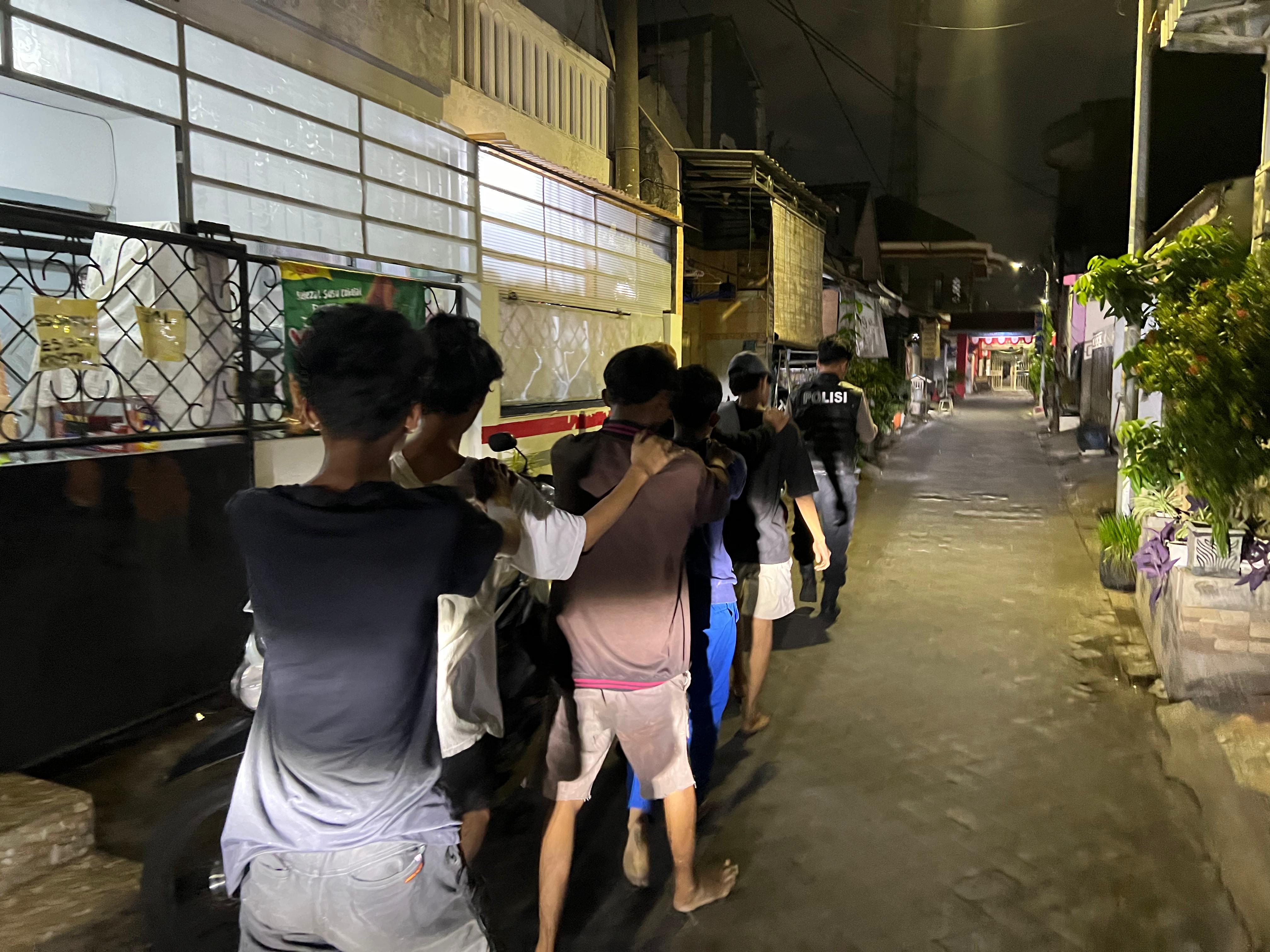 Enam remaja diamankan di Makam Rangkah, Surabaya, hendak tawuran geng. Polisi amankan sajam dan gesper (IST).