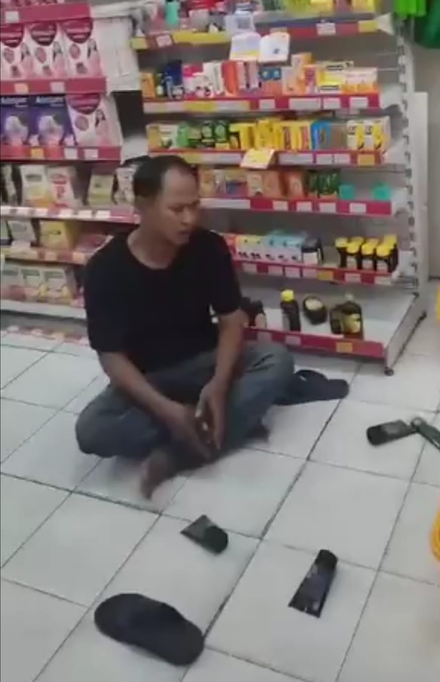 Pencuri sabun pembersih wajah dan kosmetik ditangkap warga usai tepergok mencuri sabun wajah dan kosmetik di minimarket Jalan Bratang Gede, Jumat (IST).