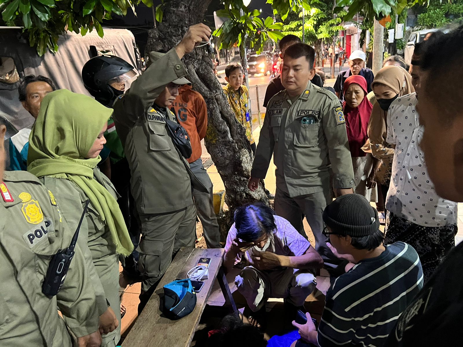 Terduga pelaku T saat diamankan setelah sempat dihajar massa di Dharmawangsa, Surabaya, Jumat (24/5) malam (IST).