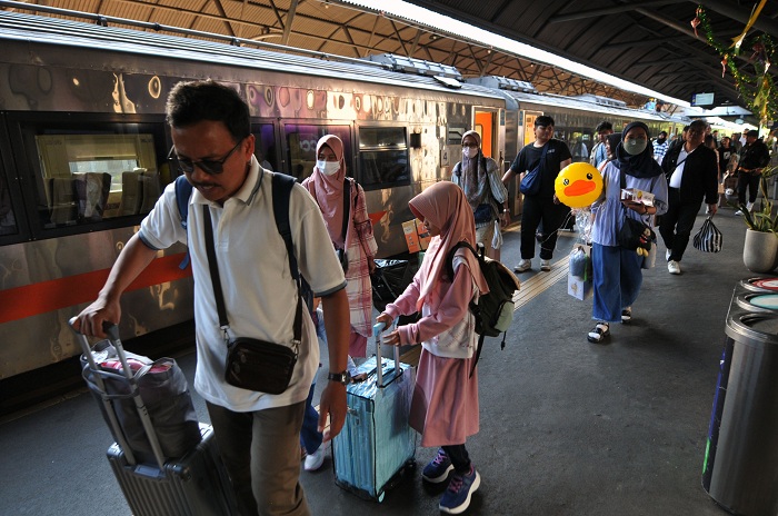 LIBUR PANJANG: Aktivitas di Stasiun Surabaya Gubeng Surabaya saat libur panjang Hari Waisak. (ANDY SATRIA/RADAR SURABAYA)