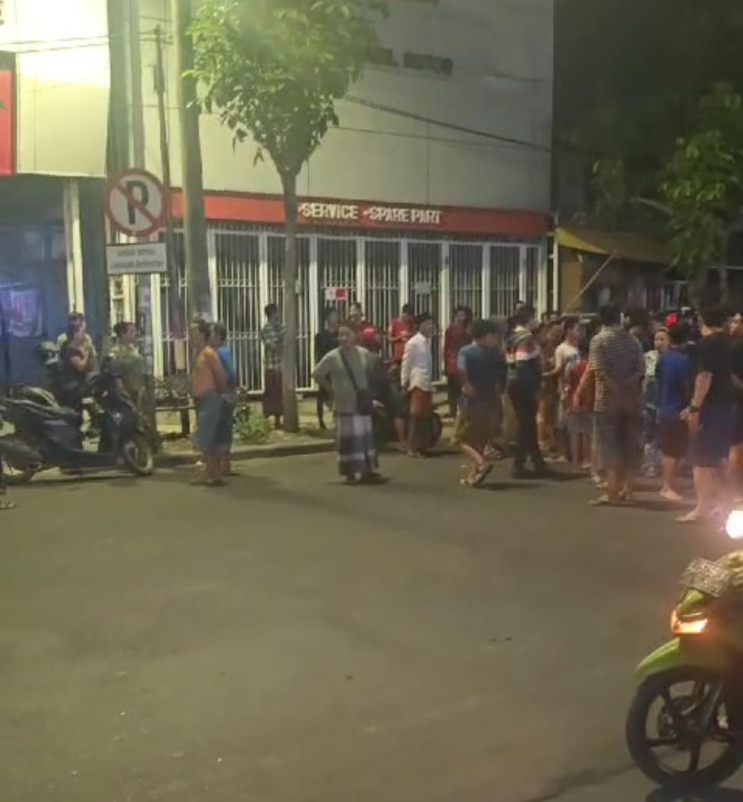 Warga mengerubuti Maya yang jadi korban kecelakaan di Jalan Semarang, Surabaya (IST).
