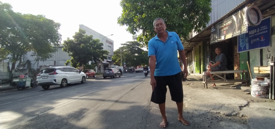 Kusharto menunjukkan lokasi penembakan Jalan Babatan, Wiyung, Surabaya (MAHRUS/RADAR SURABAYA).