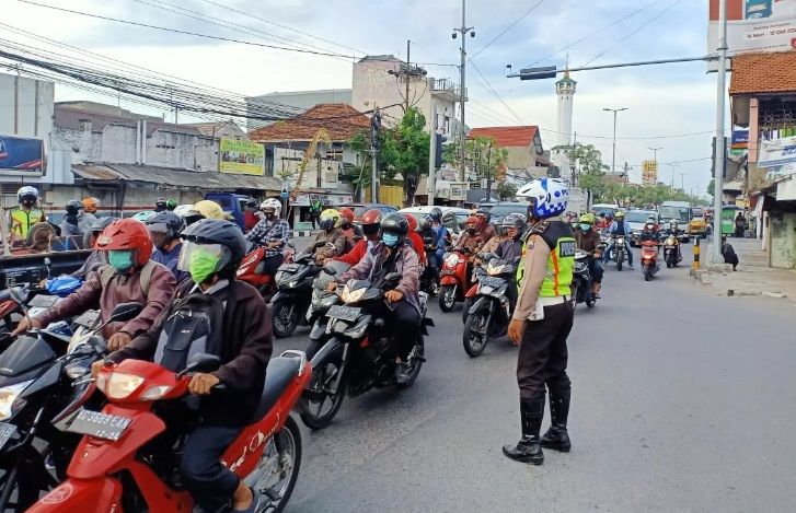 PANTAU: Kawasan Gendangan, Sidoarjo, selalu macet saat jam-jam tertentu, seperti jam berangkat atau pulang kerja. (RADAR SIDOARJO)