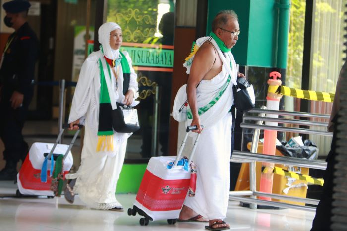 LANGSUNG PAKAI IHRAM: Sejumlah CJHyang tergabung dalam kloter 50, bersiap diberangkatkan menuju Bandara Internasional Juanda dari AHES, Jumat (24/5). (ANDY S/RADAR SURABAYA)