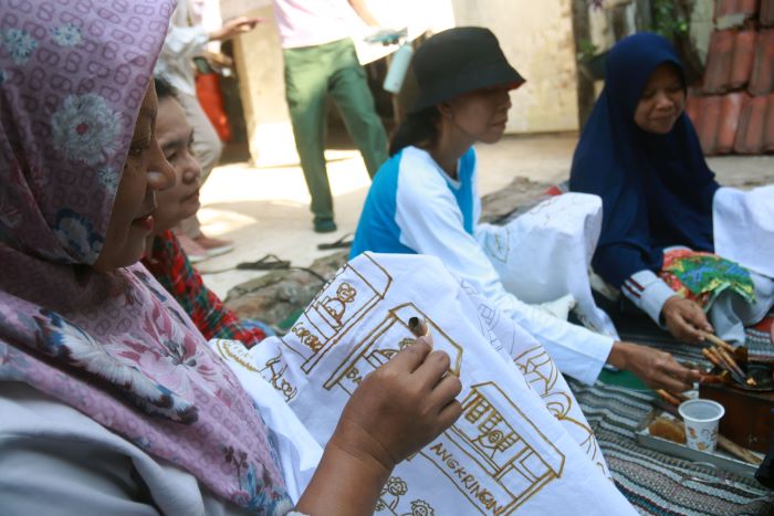 SENI URBAN: Sejumlah ibu-ibu di kawasan kampung Plampitan, Surabaya, membuat batik khas daerah tersebut di acara Airlangga Institute of Indian Ocean Crossroads Unair, Jumat (24/5). (ANDY S/RADAR SBY)