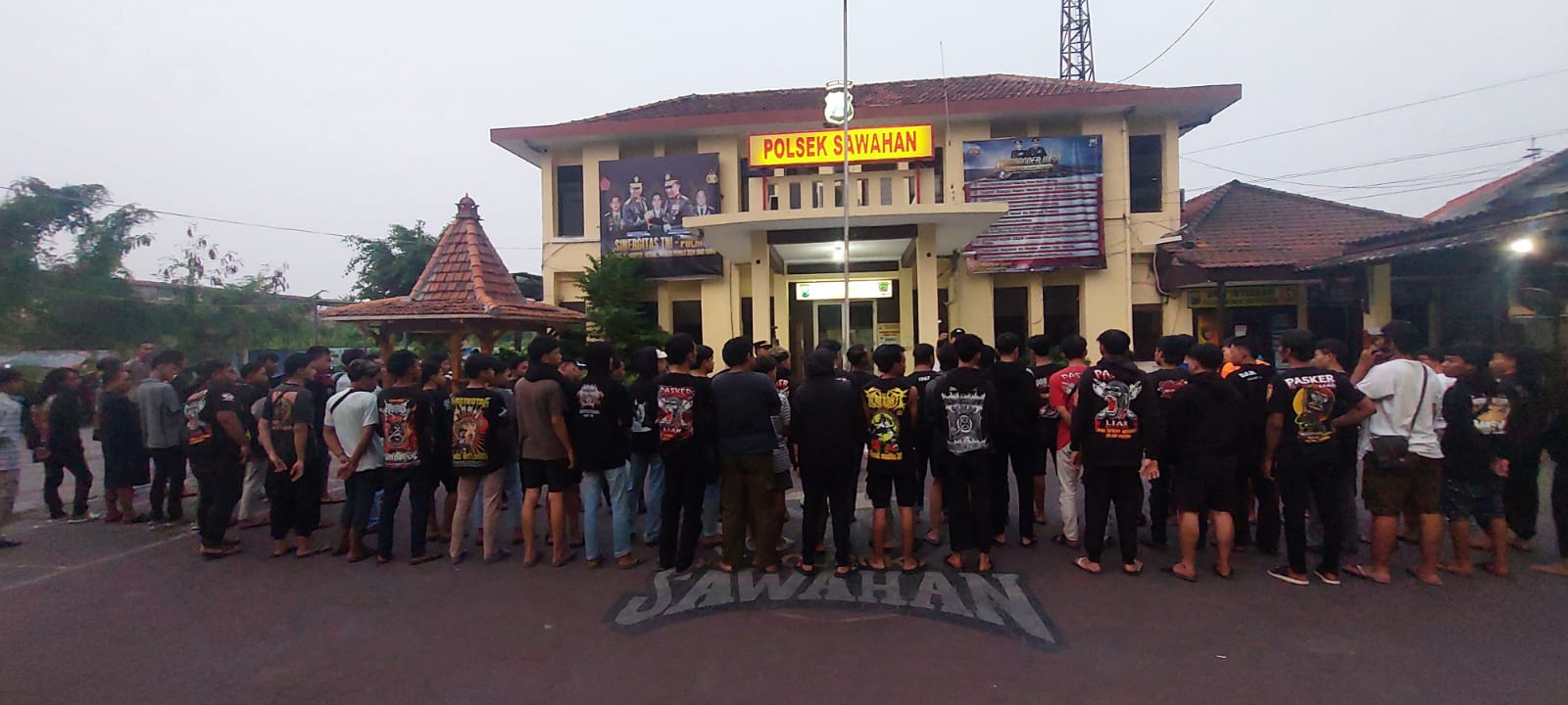 Polisi memberikan arahan dan pembinaan kepada 74 remaja diamankan karena pesta miras di Mapolsek Sawahan (IST).