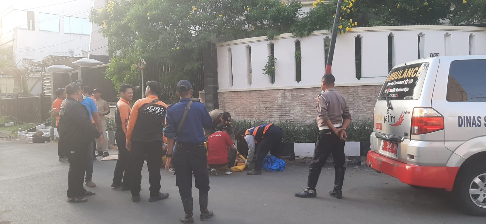 Petugas gabungan mengevakuasi mayat S untuk dibawa ke RSUD dr Soetomo, Surabaya Minggu (26/5) - MAHRUS/RADAR SURABAYA