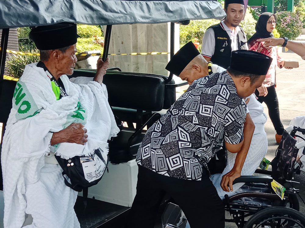 SIAP BERANGKAT: Calon jemaah haji (CJH) saat berada di Embarkasi Surabaya tengah bersiap menuju Bandara Juanda untuk kemudian terbang ke Jeddah.