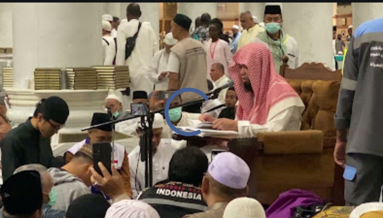 Ustad Ariful Bahri mengisi kajian di Masjid Nabawi, Madinah Al Munawarah.