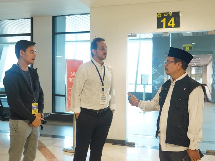 PENGECEKAN: Sekretaris PPIH Embarkasi tengah mengecek layanan fast track di gate 14 dan 15 terminal 1 Bandara Juanda bersama beberapa stakeholder terkait. (RAHMAT SUDRAJAT/RADAR SURABAYA)