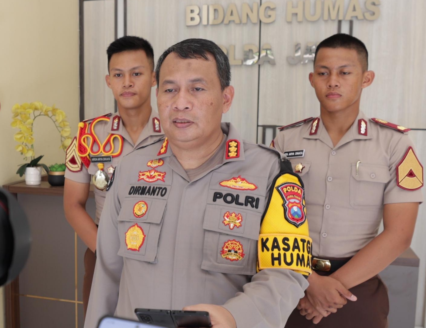 Kabid Humas Polda Jatim Kombes Pol Dirmanto memberikan keterangan awak media (IST).