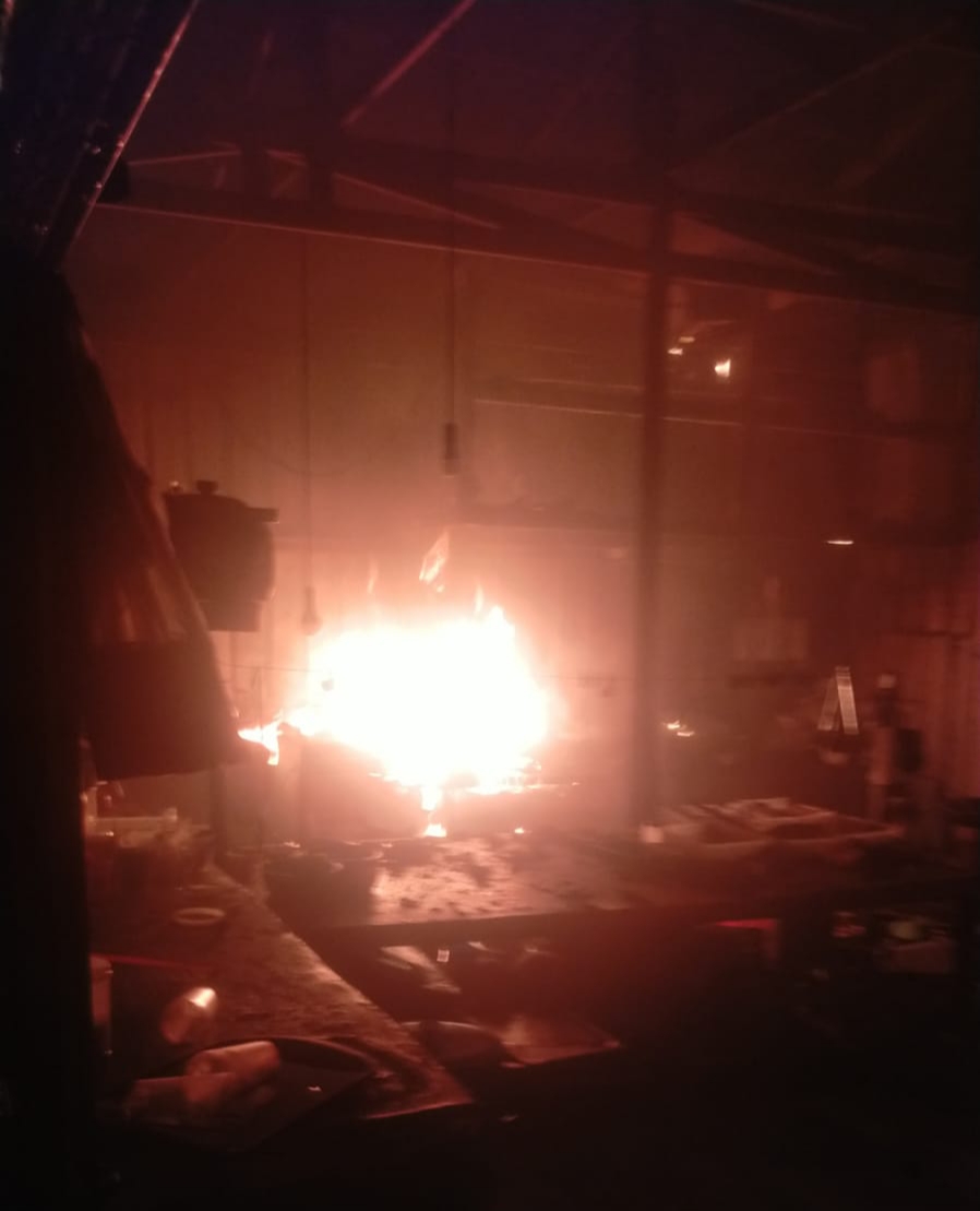 Petugas DPKP melakukan pembasahan di dapur depot Jalan Lontar Baru,&nbsp;Surabaya (IST).