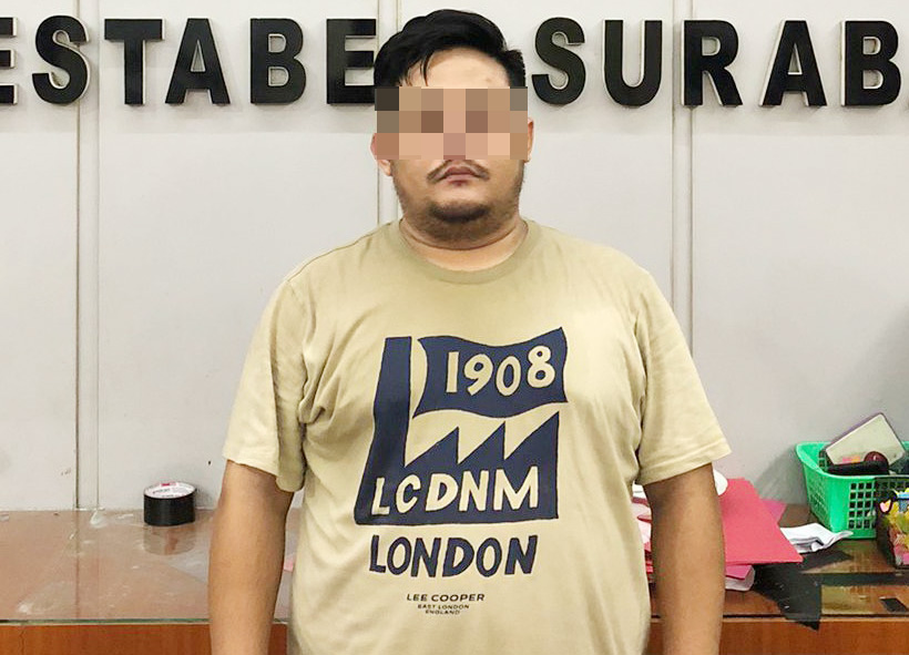 RH saat diamankan Satreskrim Polrestabes Surabaya. Ia mengaku sebagai Kanit Jatanras untuk tipu korban dan beli pistol korek api.