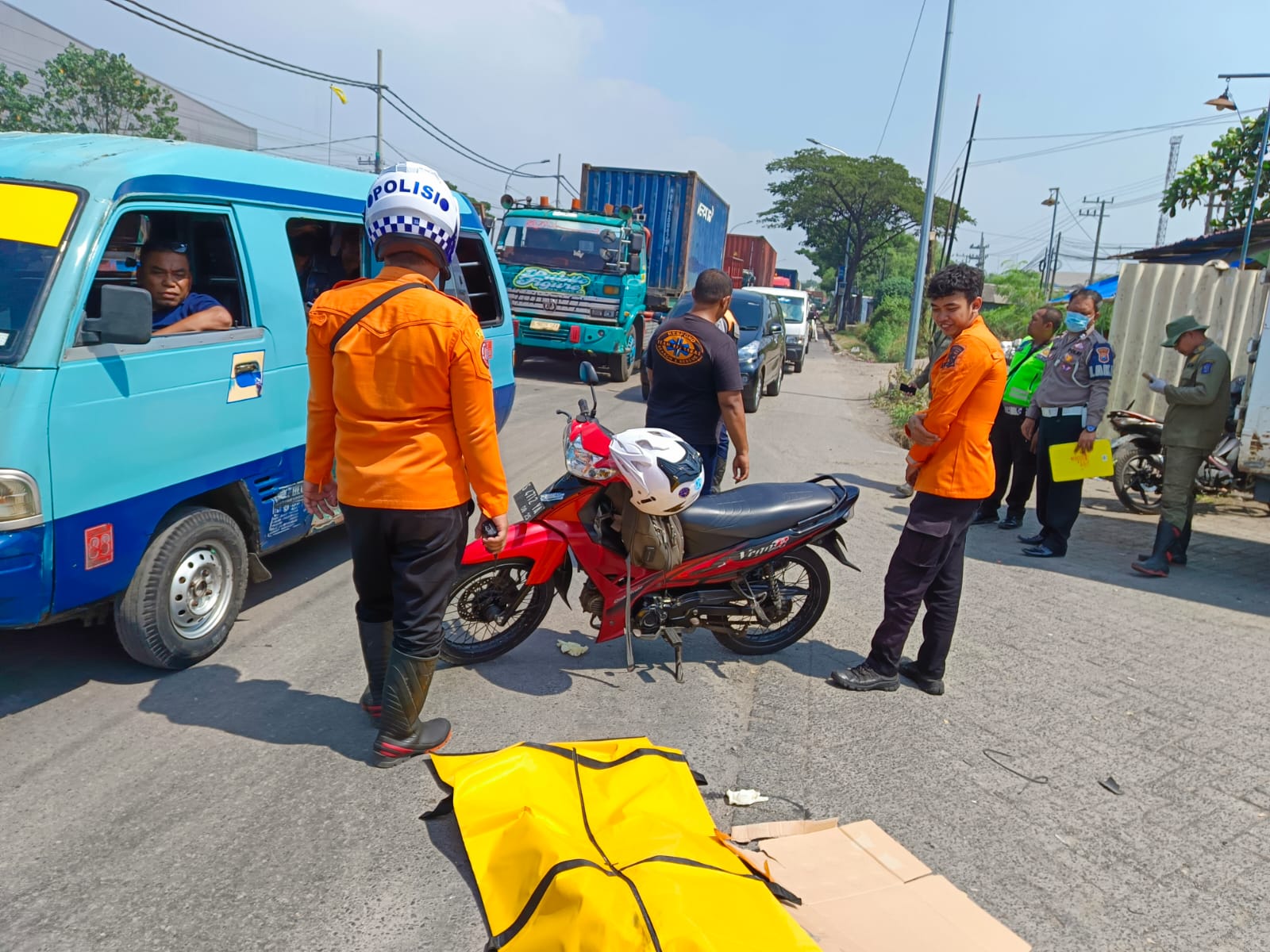 Jenazah korban YH sebelum dievakuasi. Korban meninggal dunia setelah sepeda motor yang dikendarai menabrak truk trailer di depan SPBU Jalan Greges, Surabaya (IST).