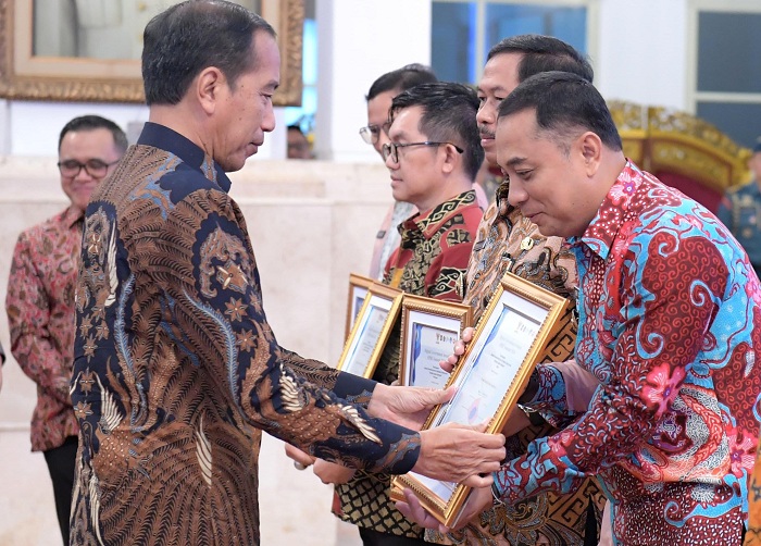 PRESTASI: Wali Kota Eri Cahyadi menerima penghargaan terkait SPBE dari Presiden Jokowi di Istana Negara Jakarta, Senin (27/5). (IST)