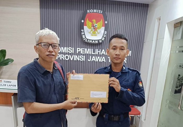 SIAP: Anggota lembaga pemantau pemilu JaDI Jawa Timur Nanang Haromain (kiri) mengantarkan surat ke KPU Jatim terkait pemantauan kasus Kondang Kusumaning Ayu, Senin (27/5). (MUS P/RADAR SURABAYA)