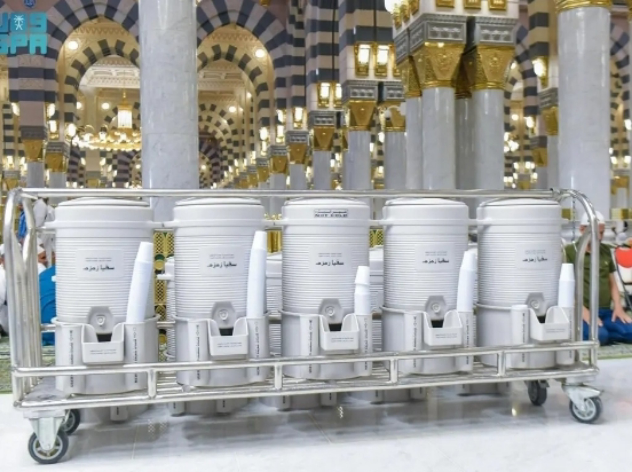 Ratusan tangki kecil air Zamzam yang tersedia di dalam Masjid Nabawi.
