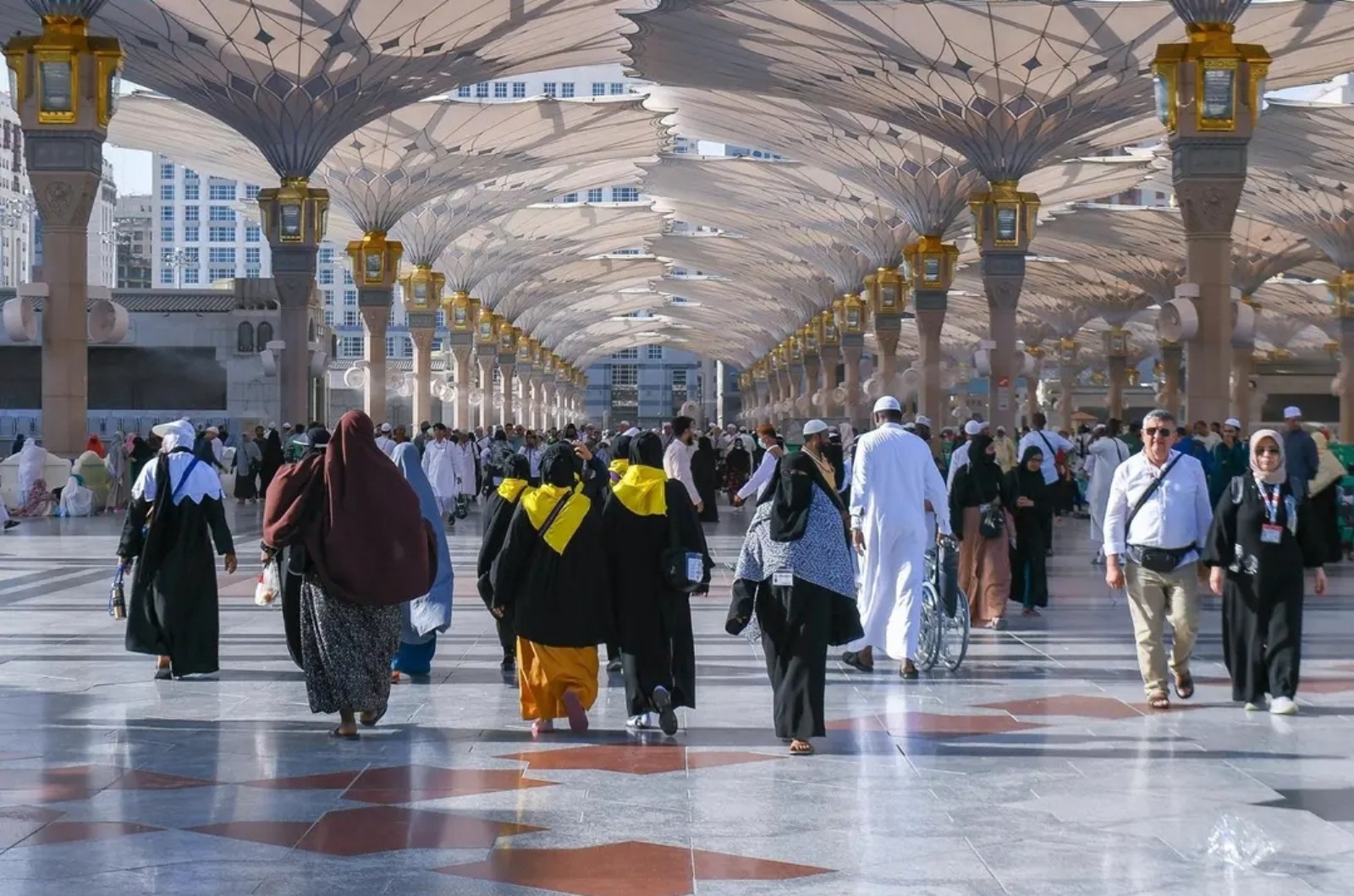Payung besar dan marmer putih yang langka membuat pengunjung dan jamaah Salat dengan nyaman di Masjid Nabawi.