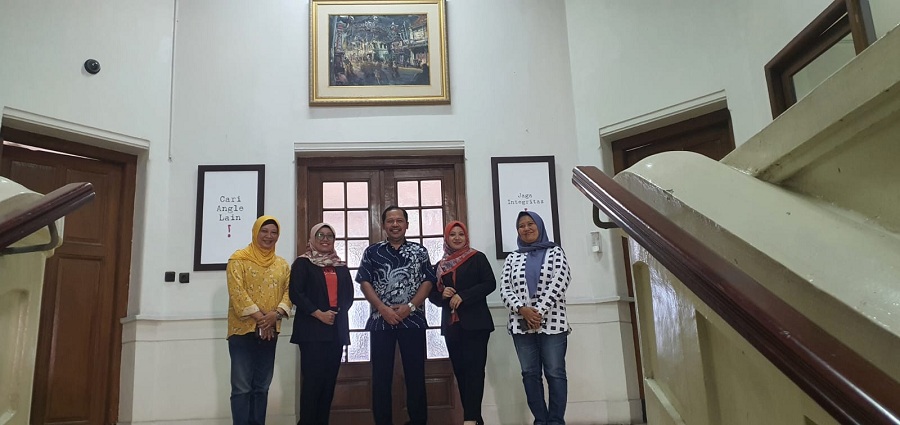 SILATURAHMI: Jajaran manajemen RS Anwar Medika Sidoarjo mengunjungi kantor Radar Surabaya di Jalan Kembang Jepun 167-169, berkaitan dengan kerja sama yang selama ini sudah berjalan baik. (RADAR SBY)