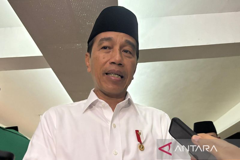 Presiden Joko Widodo usai menghadiri Pelantikan Pengurus Gerakan Pemuda (GP) Ansor 2024-2029 di Istora Senayan, Jakarta, Senin (27/5/2024).