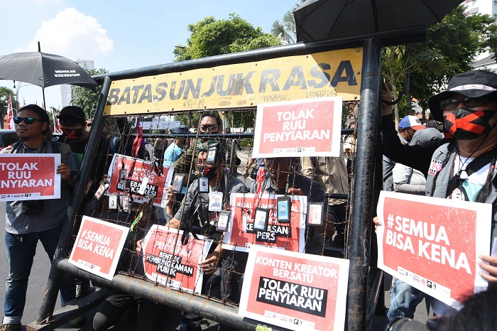 SEDIH: Jurnalis dan elemen masyarakat menggelar penolakan RUU Penyiaran di Taman Apsari, Surabaya, Selasa (28/5). (SURYANTO/RADAR SURABAYA)