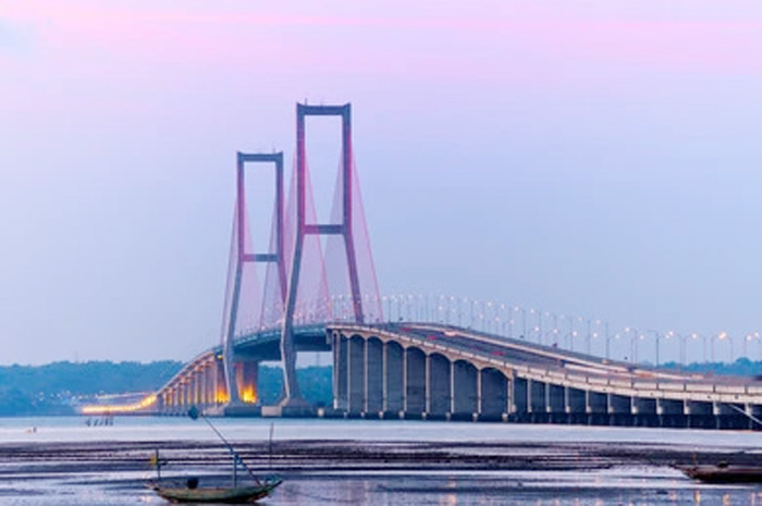 Jembatan Suramadu yang menjadi ikon dan penghubung Surabaya dan Madura.