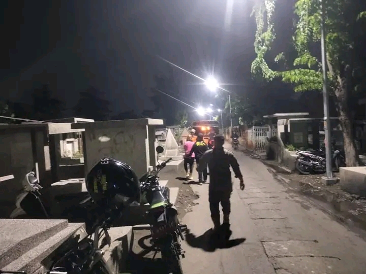 Petugas melakukan patroli di Makam Kembang Kuning Surabaya yang jadi tempat mangkal PSK kelas bawah (IST).