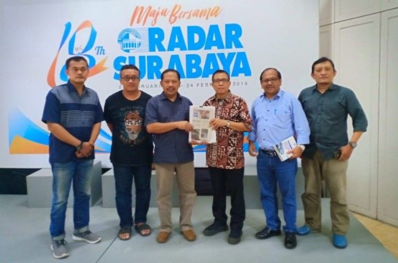 Wakil Ketua Dewan Pers Hendry Ch. Bangun (tiga dari kanan) didampingi Kepala Sekretariat DP Syaefuddin (dua dari kiri) menerima berkas verifikasi faktual dari Direktur Radar Surabaya, Lilik Widyantoro