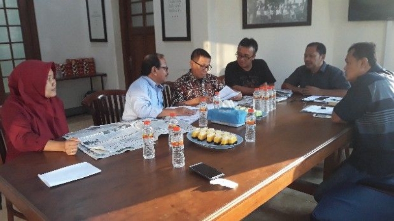 LANCAR: Proses verifikasi faktual oleh Dewan Pers yang dilakukan Wakil Ketua DP Hendry Ch Bangun (tiga dari kiri) dan Kepala Sekretariat DP Syaefuddin (dua kiri) di Kantor Radar Surabaya.