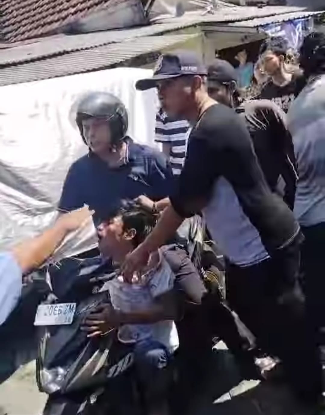 Dua pencuri motor babak belur dimassa warga di Jalan Jagir Sidomukti, Surabaya, Selasa 28 Mei (IST).