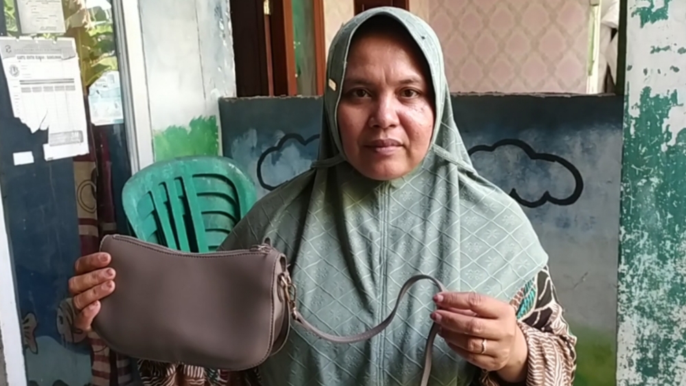 Milah, 44, menunjukkan tas anaknya Maya Dwi Ramadhani yang ditemukan terjatuh usai dijambret di Jalan Arjuno oleh seorang perempuan Kamis (23/5) malam (IST).