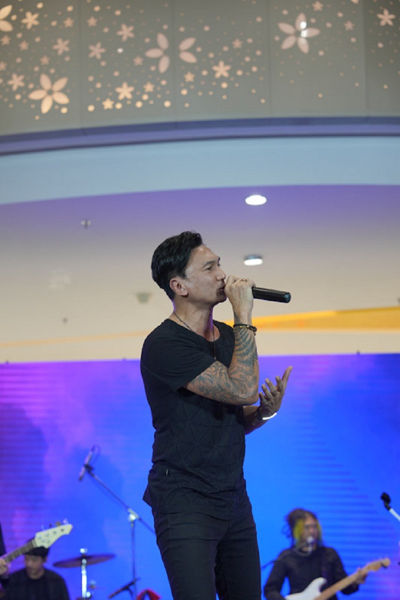 PERJALANAN BERMUSIK: Anji ketika menyanyikan single terbarunya dalam penampilannya yang bertajuk A Journey To Samsara di Trans Icon Mall Surabaya.
