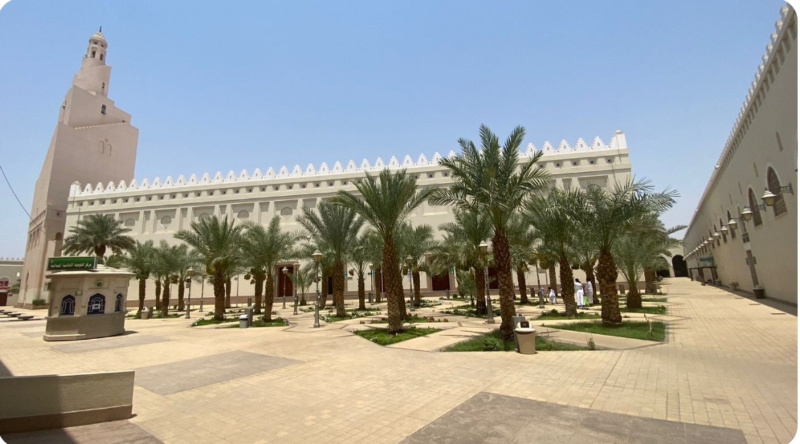 Masjid Bir Ali tempat miqat untuk umrah yang terletak sebelah tenggara Masjid Nabawi.