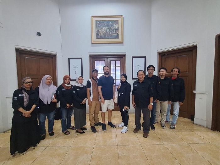SUKA SEJARAH: Associate Prof. Adam Tyson dari Leeds University bersama Prischa Listingrum dan Akbar Nursasmita dari Universitas Brawijaya Malang usai berkeliling kantor Radar Surabaya, Rabu (29/5).