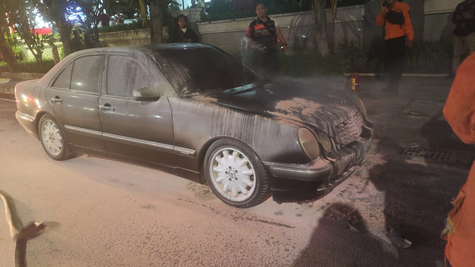 Mobil Mercy ini tiba-tiba terbakar di Jalan Basuki Rahmat, Kamis (30/5) malam (IST).