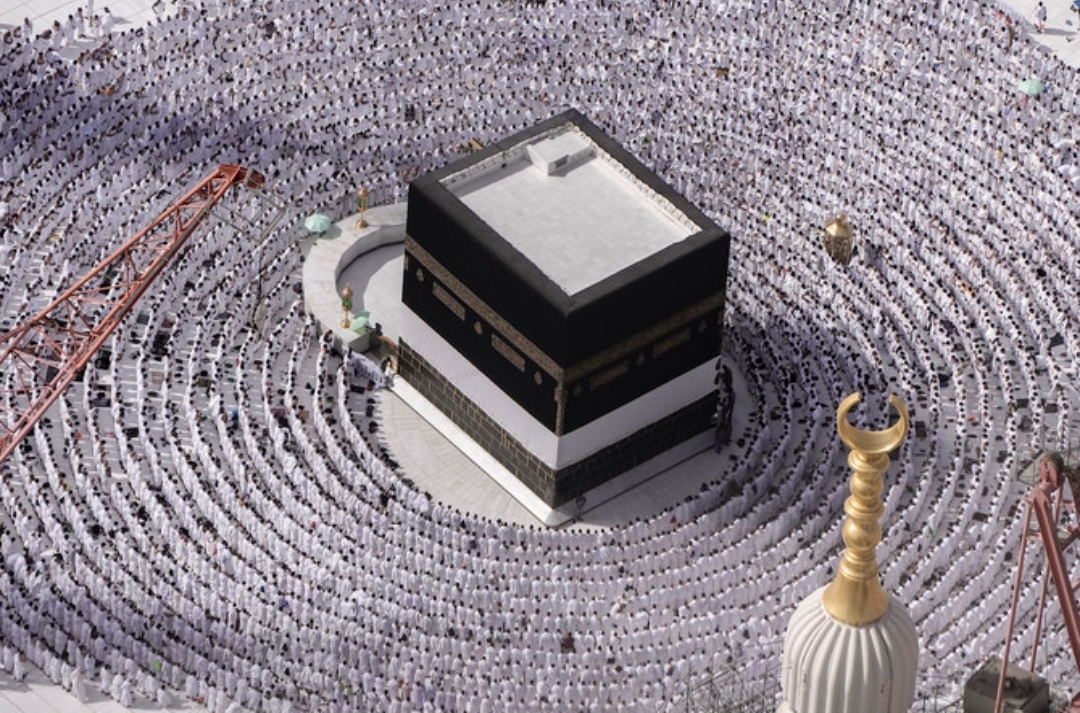Jemaah haji berdoa di sekitar Ka
