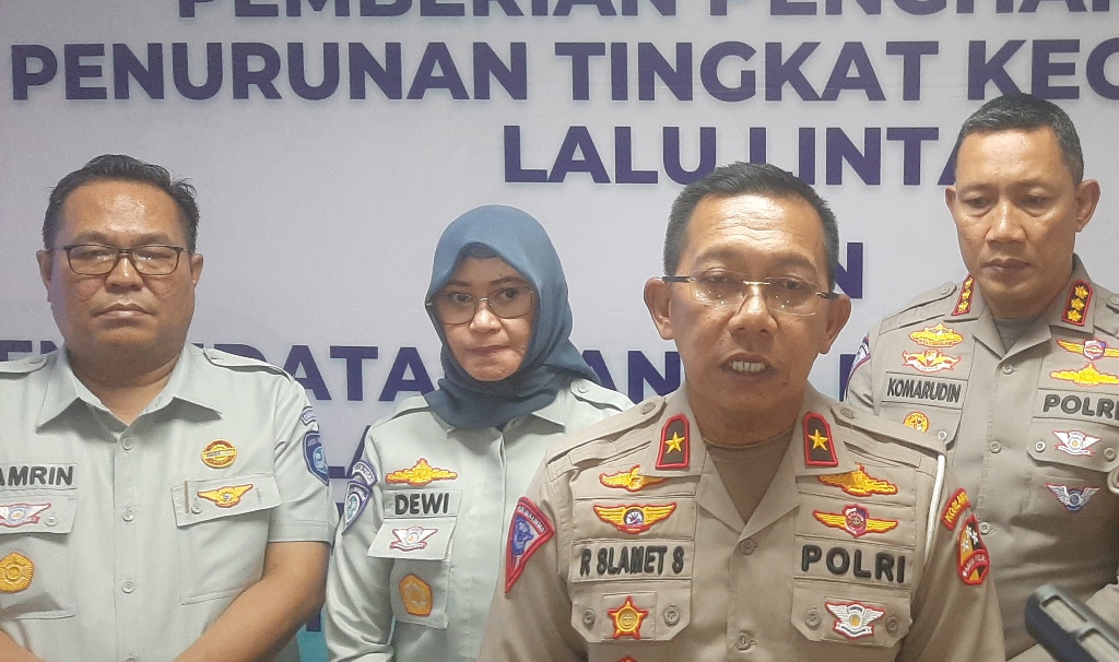 &nbsp;Dirgakum Korlantas Polri Brigjen Pol Raden Slamet Santoso memberikan keterangan kepada awak media(MAHRUS/RADAR SURABAYA).