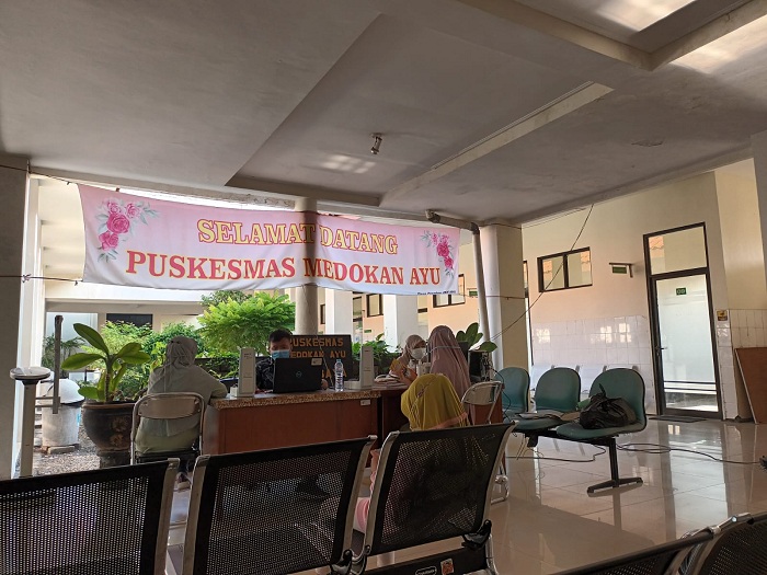 TANPA ANTRE: Aktivitas pelayanan di Puskesmas Medokan Ayu Surabaya, seperti pemeriksaan tensi yang dilakukan begitu calon pasien tiba. (NOFILAWATI ANISA)