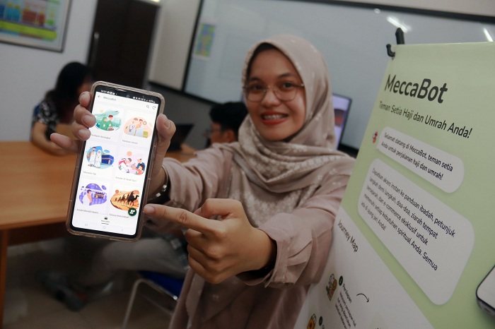 APLIKASI HAJI: Mahasiswa ITS Surabaya menunjukkan aplikasi MeccaBot yang dikembangkan oleh dosen ITS untuk memudahkan jemaah haji dan umrah ketika beradah di Tanah Suci, Kamis (30/5).