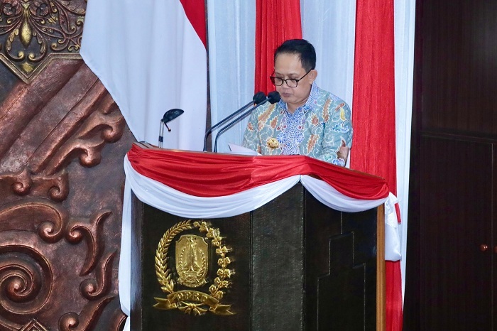 SERIUS: Pj Gubernur Jatim Adhy Karyono menyampaikan pendapat Gubernur Jatim mengenai raperda KTR di Gedung DPRD Jatim, Surabaya, Kamis (30/5). (MUS P/RADAR SURABAYA)