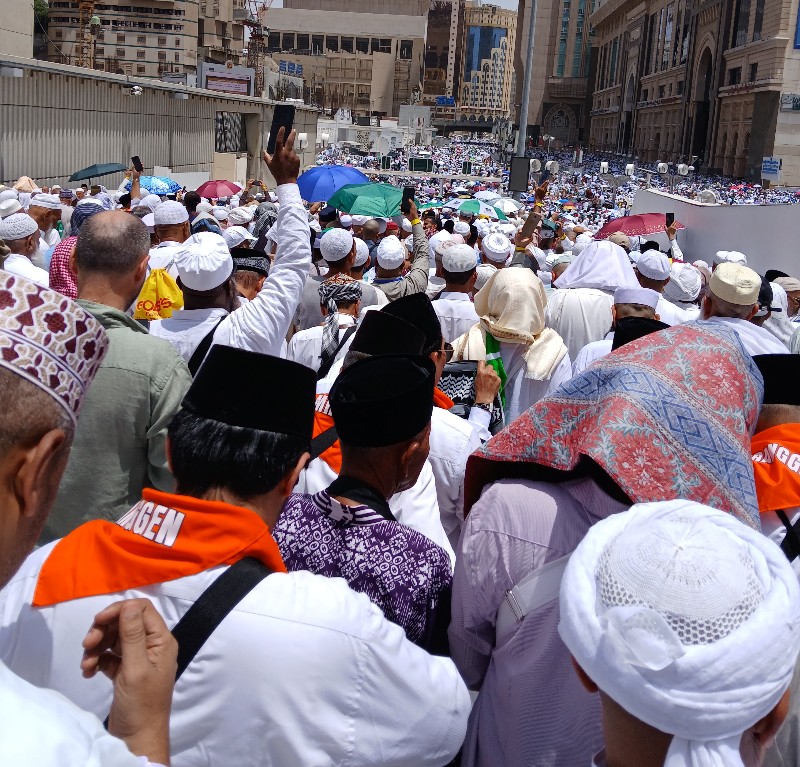 Antrean jemaah dari seluruh penjuru dunia keluar dari Masjidil Haji usai menjalankan salat.