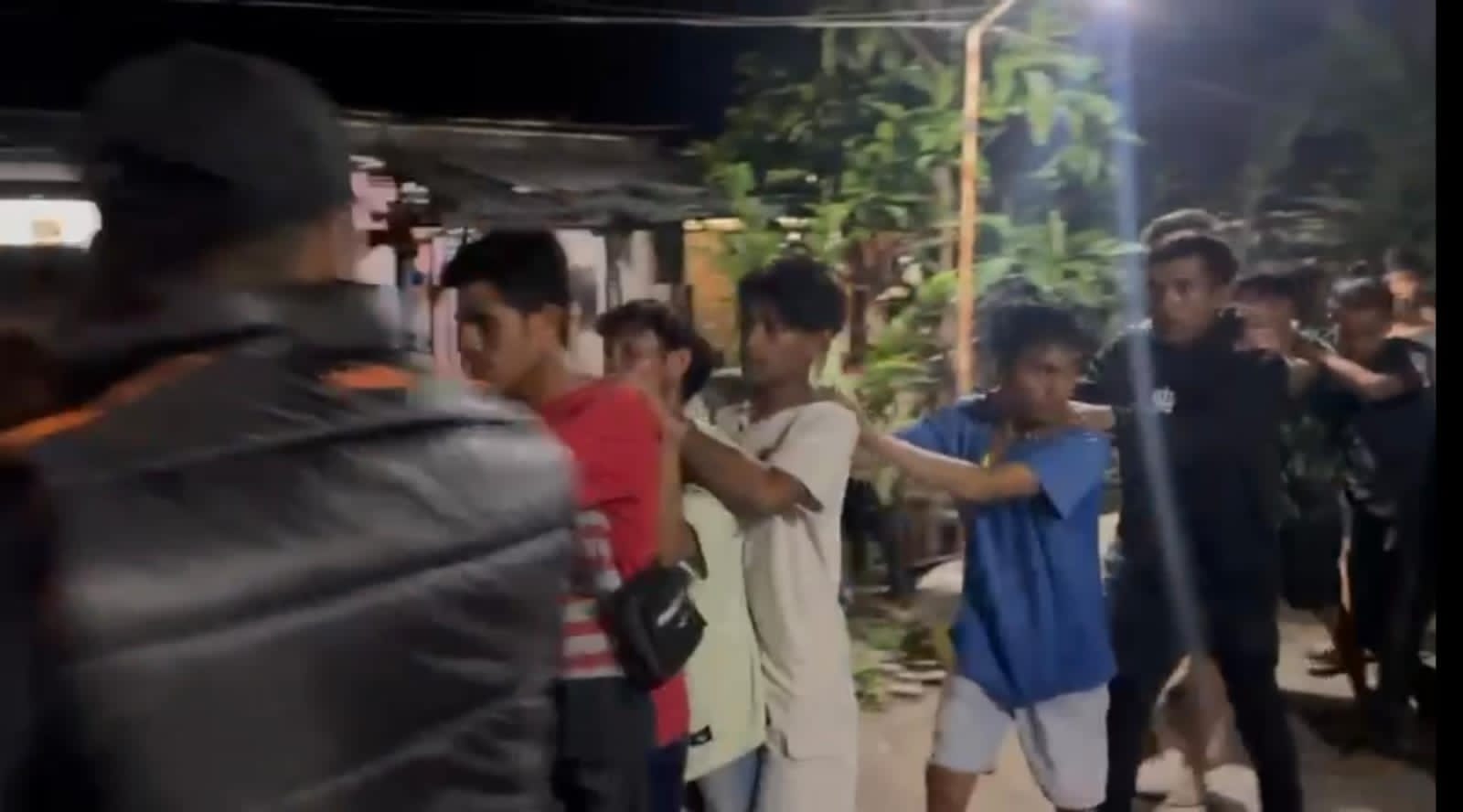 Beberapa.orang diamankan Polsek Sukolilo setelah terlibat tawuran antar warga di Jalan Keputih, Surabaya, Jumat (31/5) malam. Satu korban mengalami luka di kepala (IST).