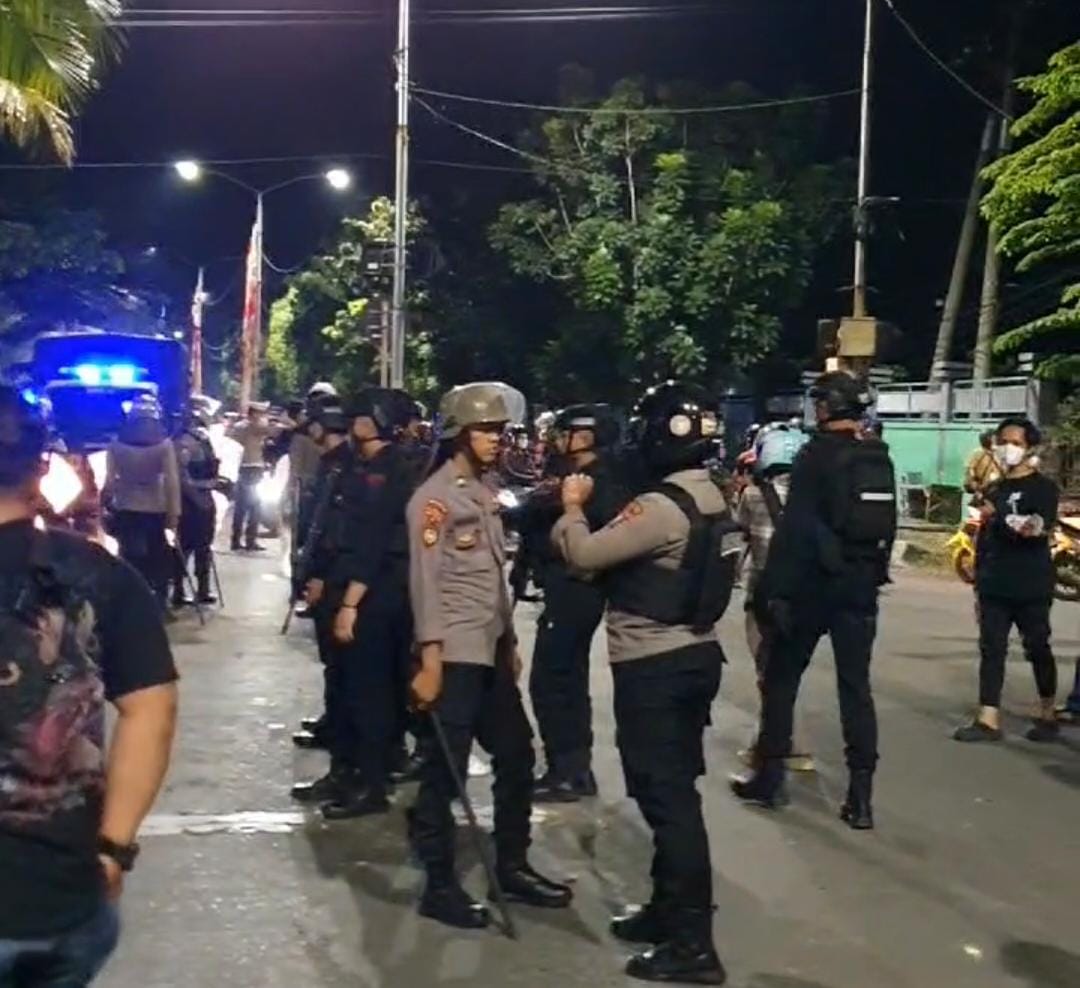 Sat Brimob Polda Jatim mencoba membubarkan massa yang memblokade Exit Jambatan Suramadu, Jumat (31/5) malam (IST).