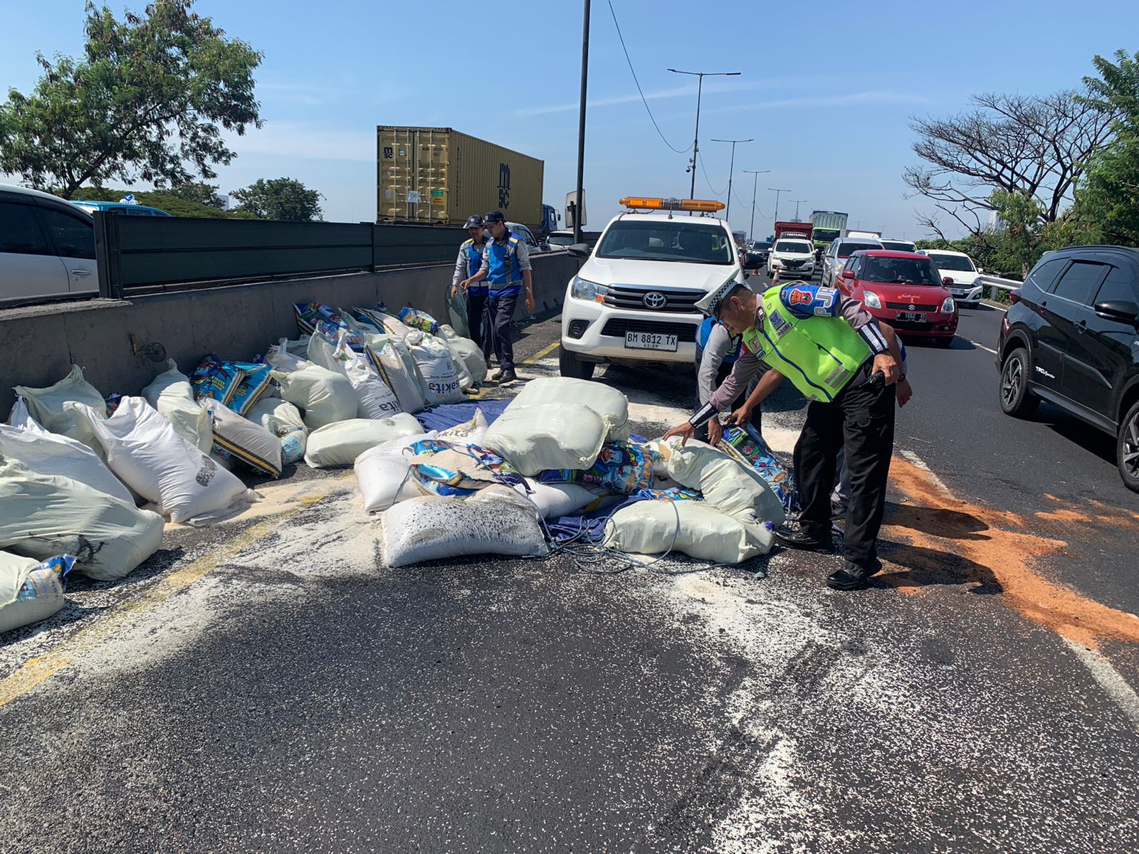 Petugas menunjukkan kondisi pikap usai terbalik di KM 12.400/B Tol Waru-Perak (IST).