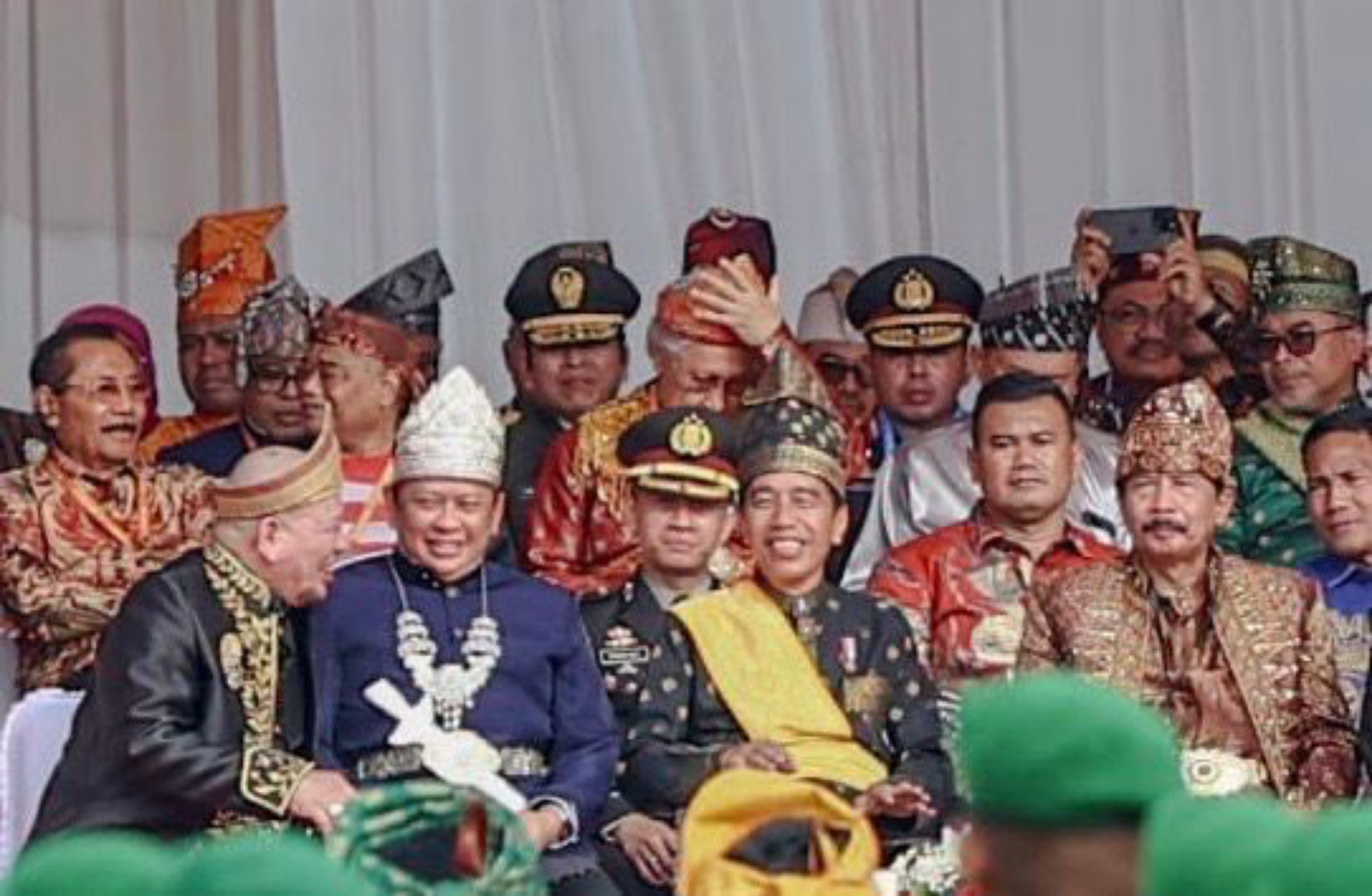 Presiden Jokowi dan Ketua DPD RI LaNyalla Mahmud Mattalitti  saat upacara Hari Lahir Pancasila di Dumai Riau.