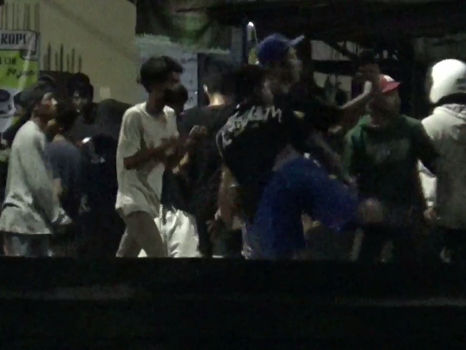 Sejumlah oknum yang menghadang suporter Persib Bandung diamanakan oleh petugas kepolisian. Mereka sempat berlarian usai dikejar. (rmt)