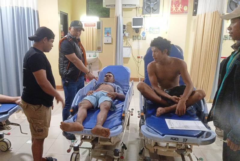 DIRAWAT DI RS: Dua warga yang mengalami luka tusuk dirawat di RS Haji Sukolilo Surabaya.
