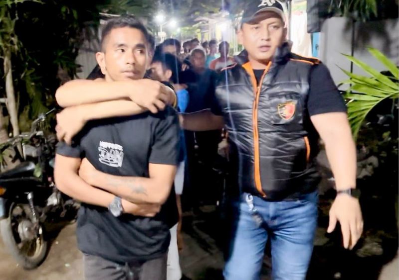 DIAMANKAN: Beberapa orang yang sempat diamankan untuk dimintai keterangan terkait bentrok antar warga di Keputih Surabaya.